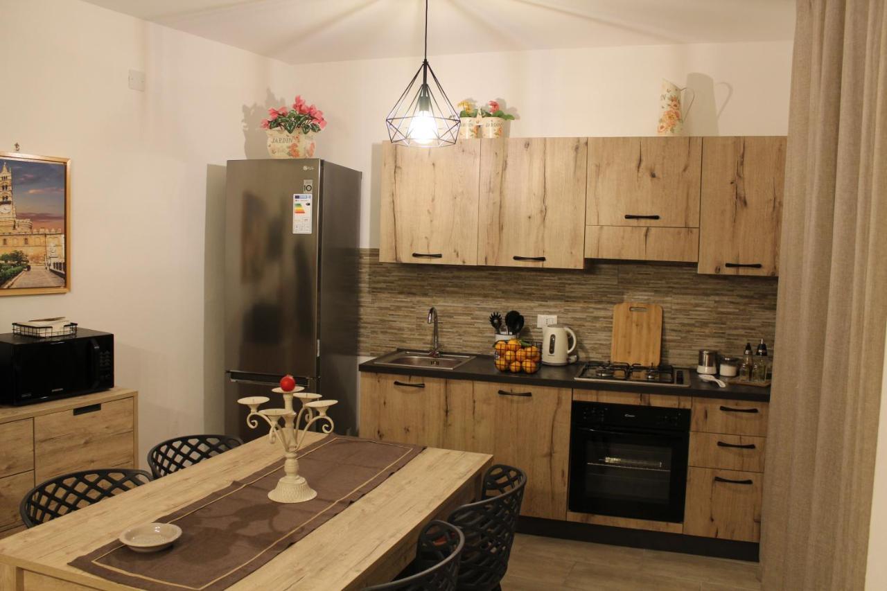 Zisa Home Ai Cantieri Culturali-Facile Posteggio In Strada No Ticket Palermo Exteriör bild